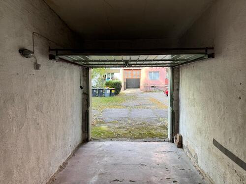 Foto - Gepflegte Garage auf abgeschlossenem beleuchtetem Grundstück