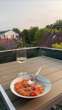 Foto - Lichtdurchflutete, möblierte Dachgeschosswohnung in Flughafennähe