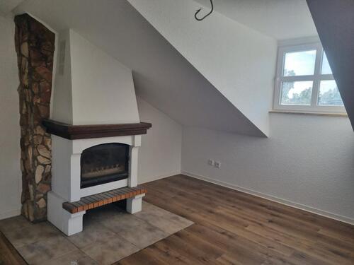 Foto - Renovierte 2 ZKB Dachgeschosswohnung mit Stellplatz & Einbauküche