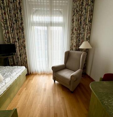 Foto - ZimmerBadBalkon möbliert mit Gemeinschaftsküche