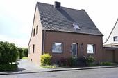 Foto - Freistehendes Einfamilienhaus mit Nebengebäuden