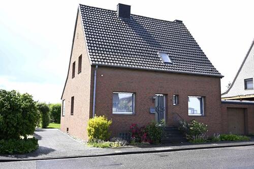 Foto - Freistehendes Einfamilienhaus mit Nebengebäuden