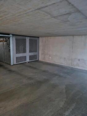 Foto - Garage geschlossen in Tiefgarage mit Regal