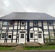 PLATZWUNDER IN HOLZEN: Historisches Fachwerkhaus 13 Zimmern - Eschershausen