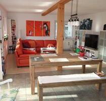 Tolle 4,5 Zimmer-EG-Wohnung in einem 2-Familienhaus mit einer EBK und einem Garagenstellplatz! - Uhingen