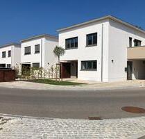 Kettenhaus mit zwei Terrassen - 2.290,00&nbsp;EUR Kaltmiete, ca.&nbsp; 173,00&nbsp;m&sup2; in Elchingen (PLZ: 89275) Oberelchingen