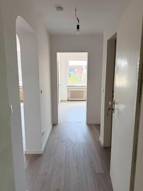Foto - Kernsanierte 2,5-Zimmer-Wohnung mit Balkon in zentraler Lage