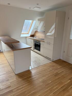 Foto - Sanierte Dachgeschoss Wohnung mit EBK, Vollbad und Balkon