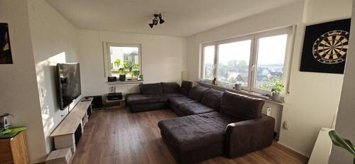 Foto - Großer Raum mit eigenem Bad in 3+1-WG mit riesigem Wohnzimmer