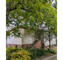 Siedlungshaus mit weiteren Gebäuden in Teltow-Sigridshorst