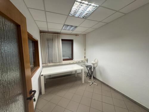 Foto - Kleiner Heller Büroraum zu Vermieten mit Strom und Heizkosten ink