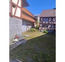 Verwahrloste Hofreite an Selbstsanierer in Mücke zu vermieten.