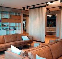 Moderner Schreibtischplatz im Top-Büro Köln – 247 Zugang und Start-Up-Atmosphäre