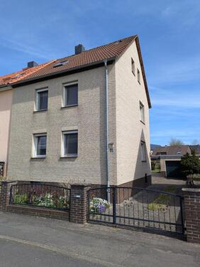Foto - Familiengeeignetes Einfamilienhaus (DHH) mit großzügigem Garten
