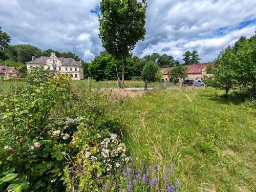 Foto - Nebengebäude vom Schloss Rietzneuendorf mit 7000 qm Land