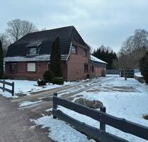 Großes Familienhaus auf 2.500 m² Grundstück – zentral in Burg - Burg (Dithmarschen)