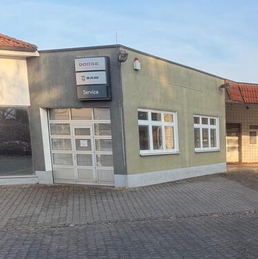 Foto - TÜV-geeignete Halle mit Hebebühne – Tagesmiete möglich