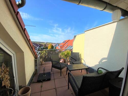 Foto - Wohnen auf zwei Ebenen – Helle 3-Zimmer-Maisonette mit sonnigem Balkon und zwei PKW-Stellplätzen