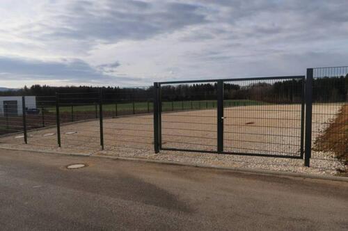 Foto - Kameraüberwachte und Eingezäunte Stellplätze