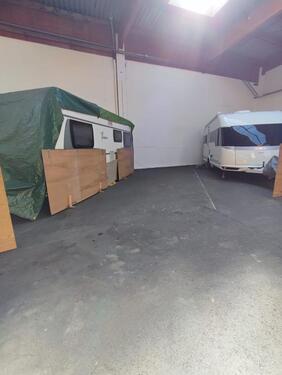 Foto - Wohnwagen Wohnmobil Oldtimer Auto Stellplatz Halle Platz