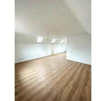 Lichtdurchflutete Dachgeschosswohnung frisch saniert. 50qm - Niederwerrn