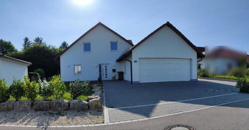 Foto - Freistehendes Einfamilienhaus mit Doppelgarage und Garten