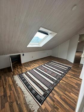 Foto - Mietwohnung DG 2 Zimmer - 550,00 EUR Kaltmiete, ca.  90,00 m²