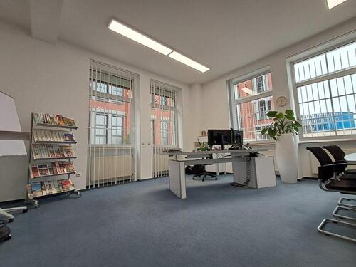 Foto - Helle & ruhige Büroeinheit (281 qm) mit hohen Decken, Toplage der Hanauer Landstraße