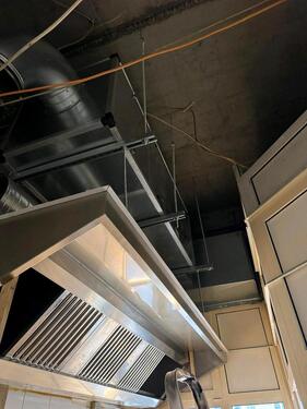 Foto - Gastronomie Dunstabzugshaube mit Abluftanlage und Lüftungskanälen