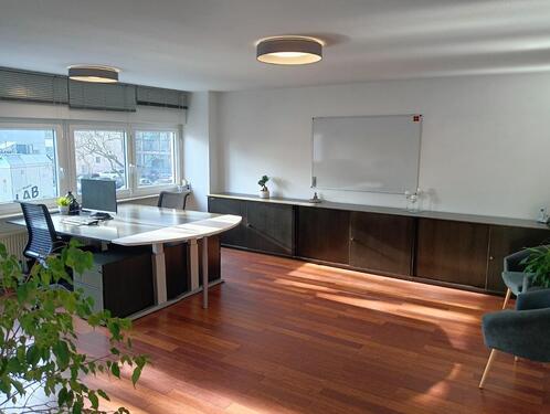 Foto - Schönes Büro, 1. OG, 3 Zimmer, 71qm, inkl. 2 Stellplätzen