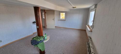 Foto - sanierungsbedürftiges freistehendes Einfamilienhaus