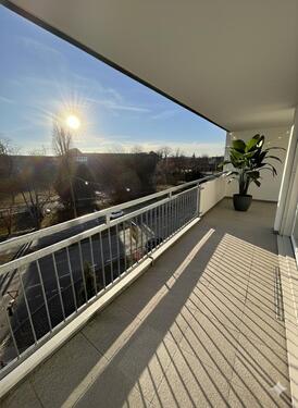 Foto - Neu renovierte 4 Zimmer Wohnung mit Balkon, Aufzug & Tiefgarage