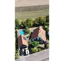 Charmantes Bien-Fertighaus mit Pool und Doppelgarage - Elfershausen