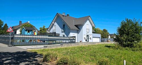 Foto - Einfamilienhaus mit Glasfaser, Solarthermie, Holzofen XXL Garage