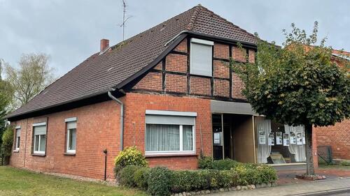 Foto - Großes Einfamilienhaus mit Garten und Nebengebäude
