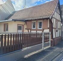 kleines Fachwerkhäuschen mit Nebengebäude - Ranstadt