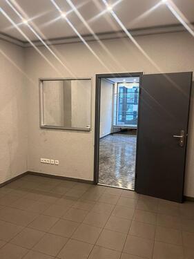Foto - Ladenlokal mit Halle zu Vermieten