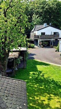 Foto - „XXL-Grundstück trifft Werkstatttraum: Zweifamilienhaus für Schra