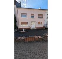 Ein- bis Zweifamilien Haus mit Nebengebäude - Überherrn