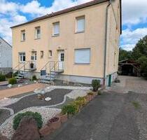 Doppelhaushälfte + Garage, Carport & Garten in Tambach-Dietharz