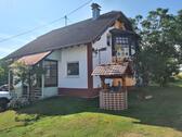 Foto - Einfamilienhaus mit einer Einliegerwohnung und Doppelgarage