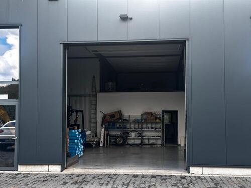 Foto - Lagerhalle mit Nebenräumen & Parkplatz
