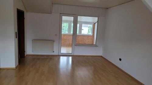 Foto - Von Privat, 2-Zimmer-DG Wohnung + PKW Stellplatz, leerstehend