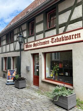 Foto - gut frequentiert - Laden im historischen Fachwerkhaus