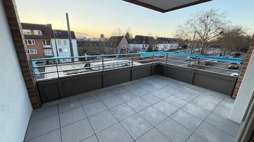 Foto - ERSTBEZUG: Helle 3-Zimmer mit Einbauküche, Loggia, Eichendielen Designbelag, barrierefrei