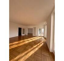 Große, lichtdurchflutete Wohnung - zentral & dennoch ruhig - Kassel