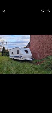 Foto - Wohnwagen Stellplatz auf einer Wiese