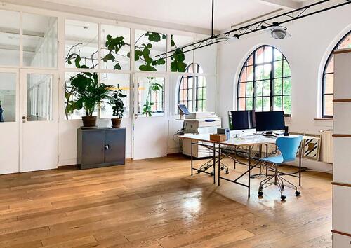 Foto - Schöner Arbeitsplatz in hellem, renoviertem Design-Büro KA-West