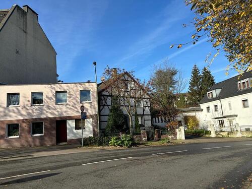 Foto - Geräumiges 12-Zimmer Einfamilienhaus mit Anbau und großem Garten
