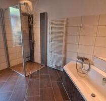 2-Zi Wohnung mieten in Greiz: Modernes Bad, Einbauküche & Garage